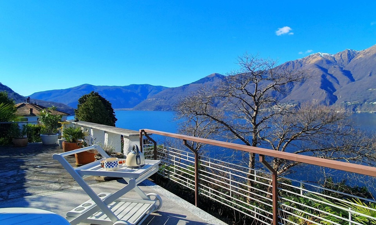 Pino Lago Maggiore Apartment | Apartment by Lake Maggiore with Mountain Views