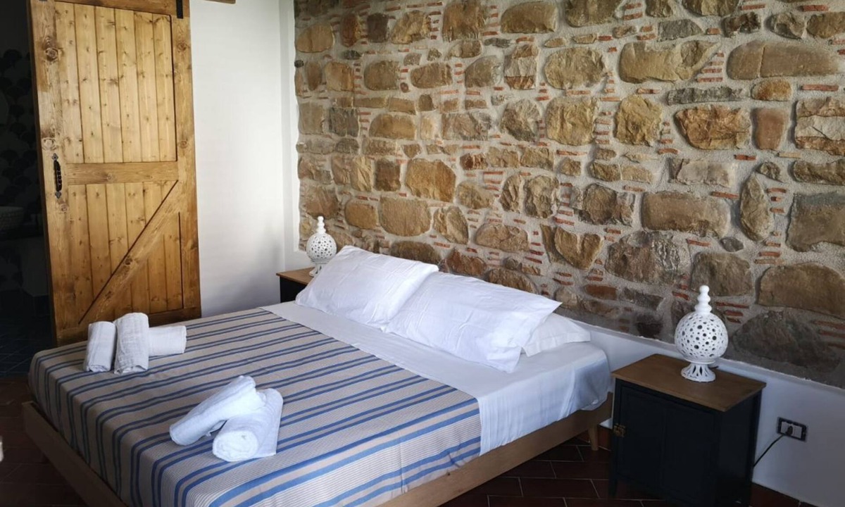 Santo Stefano di Camastra Apartment | Anemone is an independent apartment consisting of an equipped kitchen-living room with a single sofa bed, a double bedroom overlooking the main square and the sea, and a bathroom made of handmade ceramic, equipped with a washing machine. The accommodatio