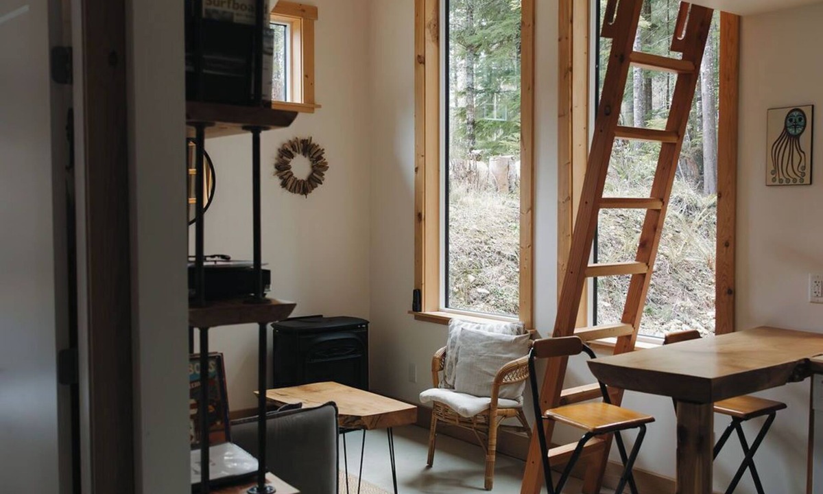 Juan de Fuca Electoral Area Cabin | Jordan River~Pipers Nest~w/ Outdoor Clawfoot Bath Tub and Fire Pit