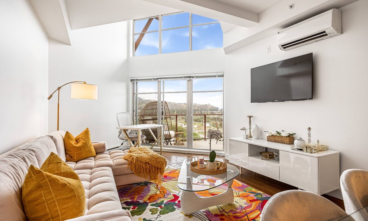 Westbank Condo | Joy's Chic Suite | 2 BR w Hot Tub & Sunrise Mountain View!