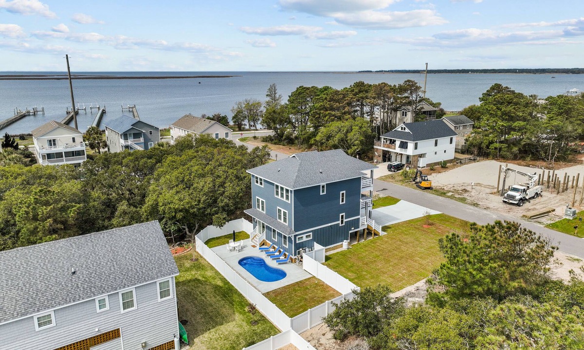 Colington House | KDN0115: The Blue Marlin, 4BR home near beach with pool, decks