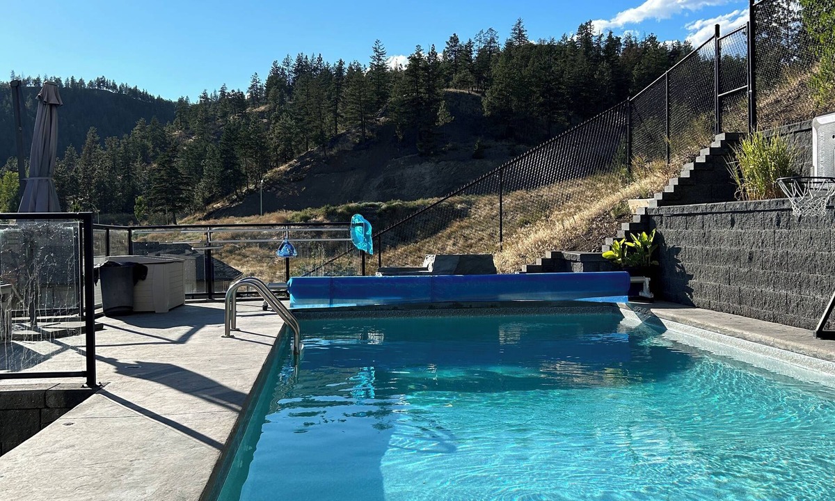 North Glenmore House | Kelowna getaway on Knox Mountain minutes from downtown.