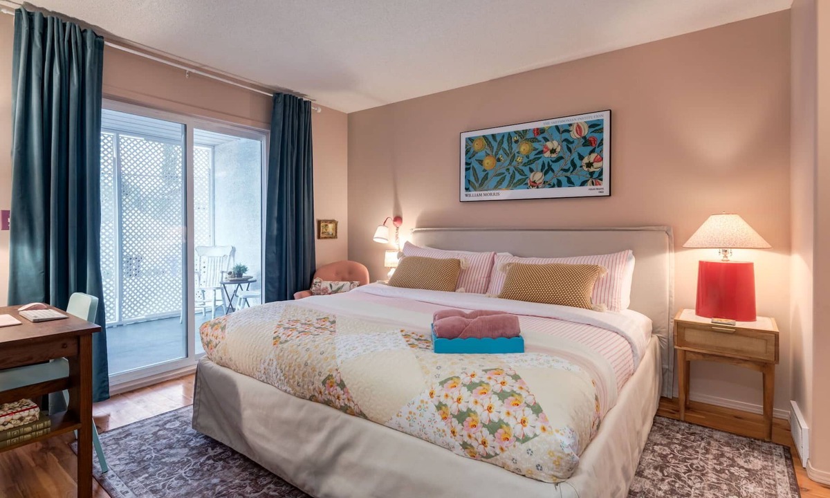 Sunnyside Apartment | Kensington, River Views: Modern Calgary Apartment