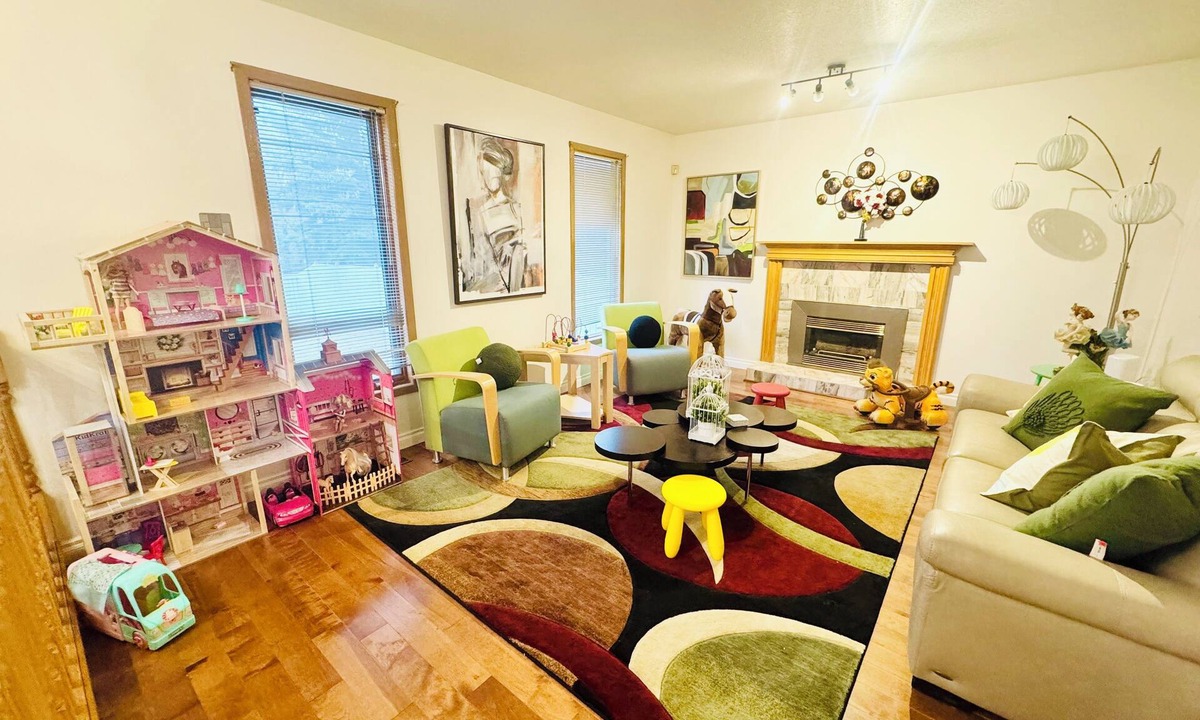 West Edmonton House | Kid's Paradise*Kingbed*Near WEM*Fireplace*4BR Home