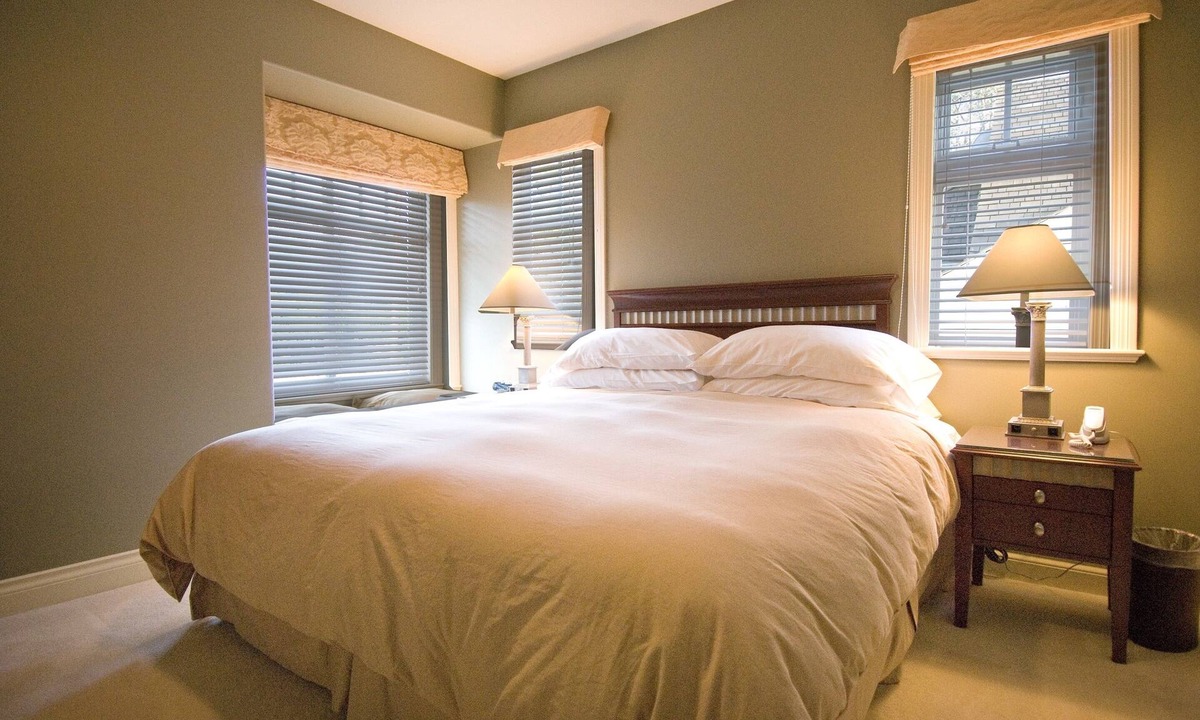 Shaughnessy Bed & Breakfast | King bed, ensuite bathroom with shower