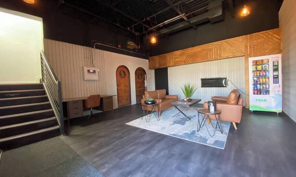 Clairmont Apartment | King Exec w Kitchenette Suite Modern and Trendy!