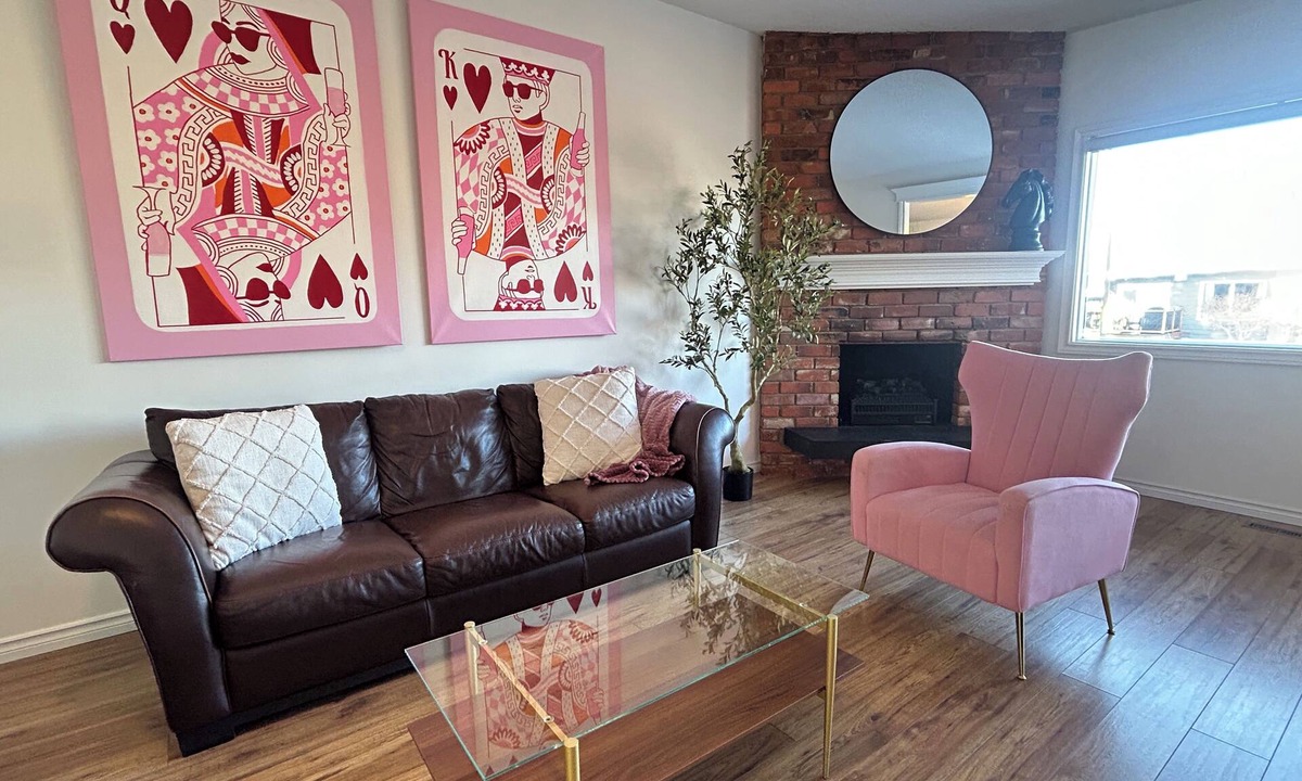 Canyon Meadows House | King suite/Sleeps 8/Spruce Meadows/Fish Creek