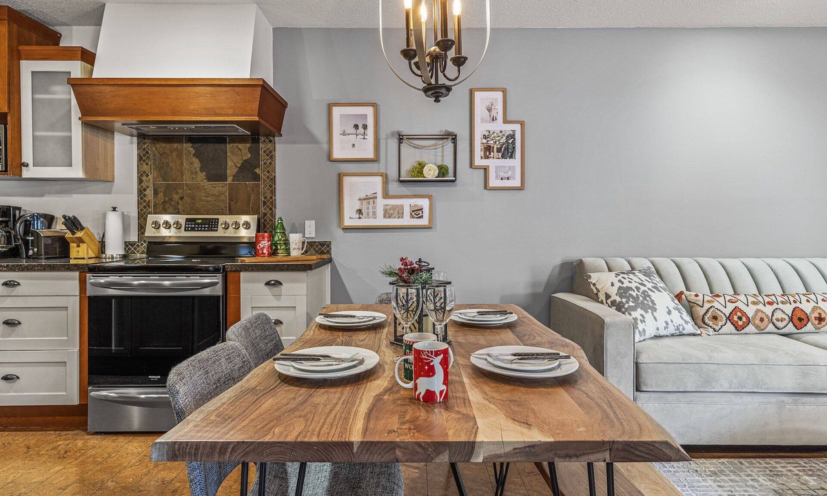 Canmore Resort | L109 Next Destination: Canmore- A/C, Hot tub, Pool, Free parking, 2BR, Sleeps 6