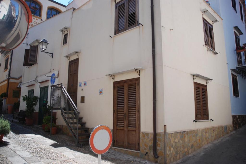 Ustica Apartment | La Cernia Bruna In Town