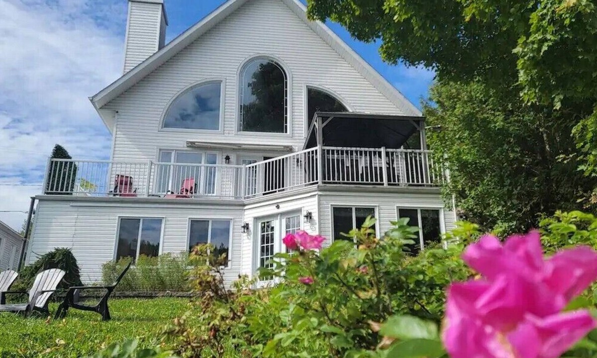 Saint-Mathieu-du-Parc Ski Chalet | La Dolce Vita - Home away from home