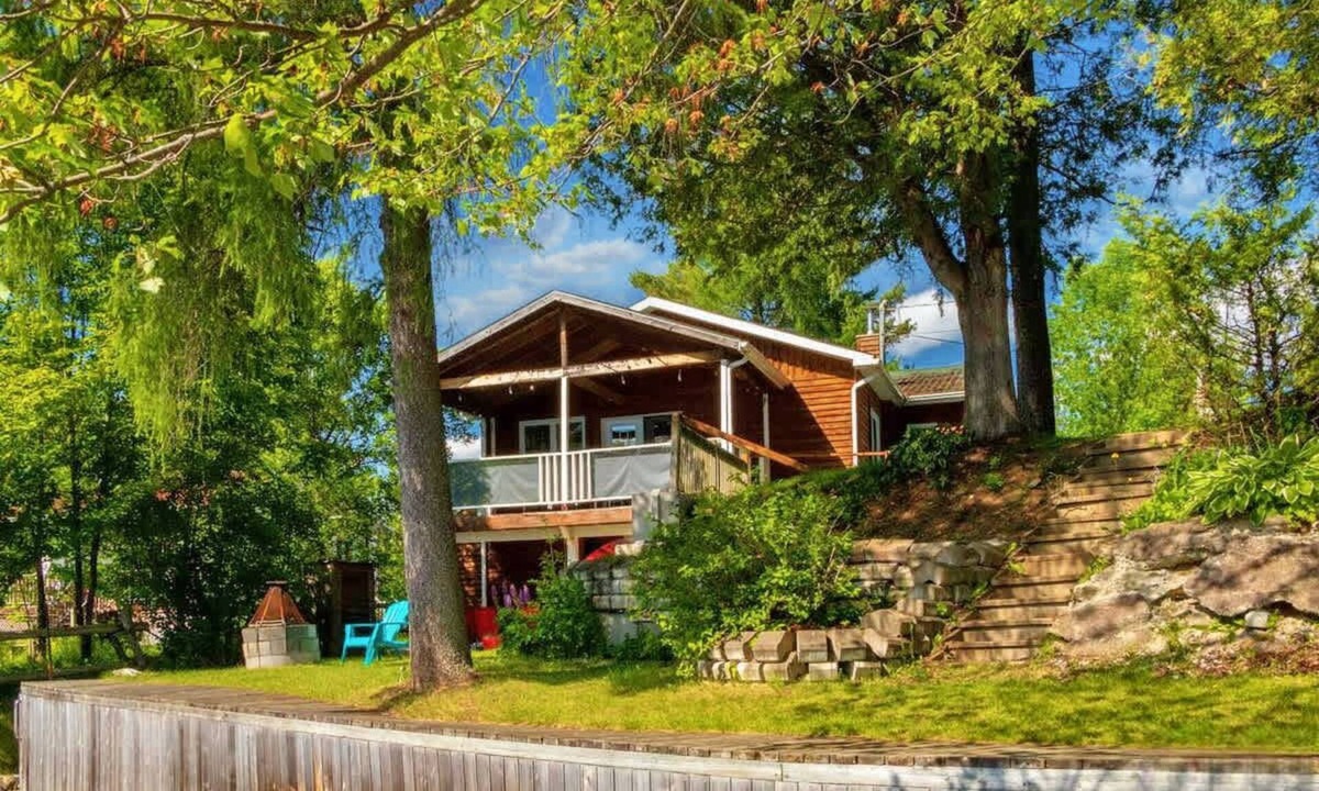 Saint-Claude Ski Chalet | Lake Access - Private Spa - Pool table | Rustique