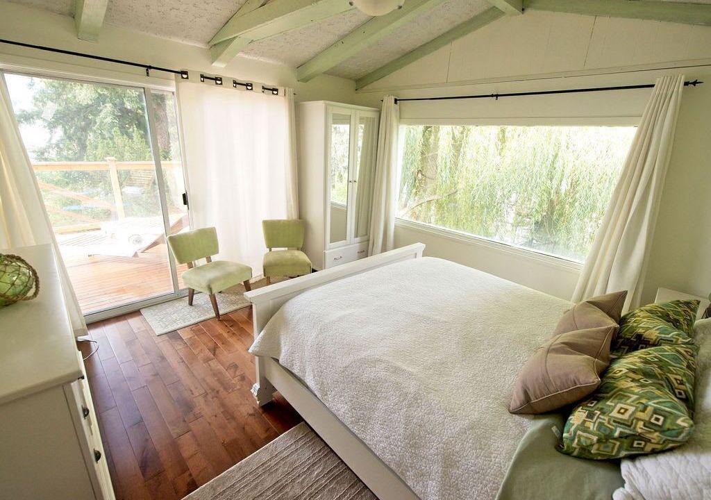 Blind Bay House | Lake Front, Stunning Lake Views, Family Friendly, hot tub