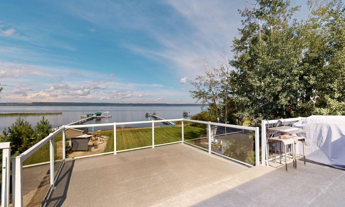 Fallis House | Lakefront 1/2 acre Wabamun 5 bed 2 bath cabin