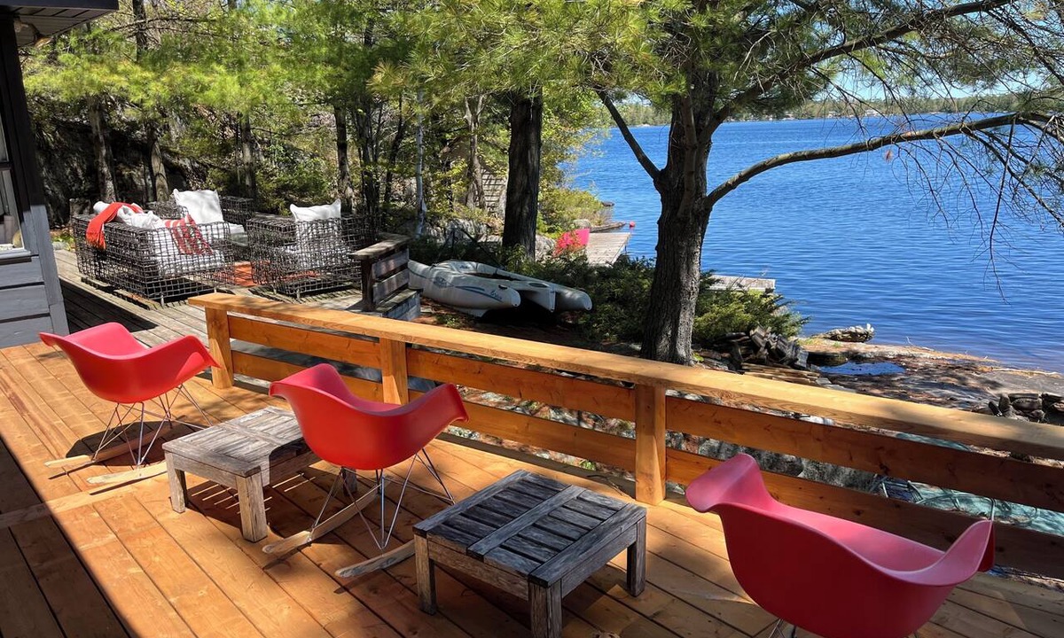Georgian Bay Cottage | LAKEFRONT 3BDR CABIN - PRIVATE DOCKS & DECKS - MUSKOKA 30 MIN TO PORT CARLING
