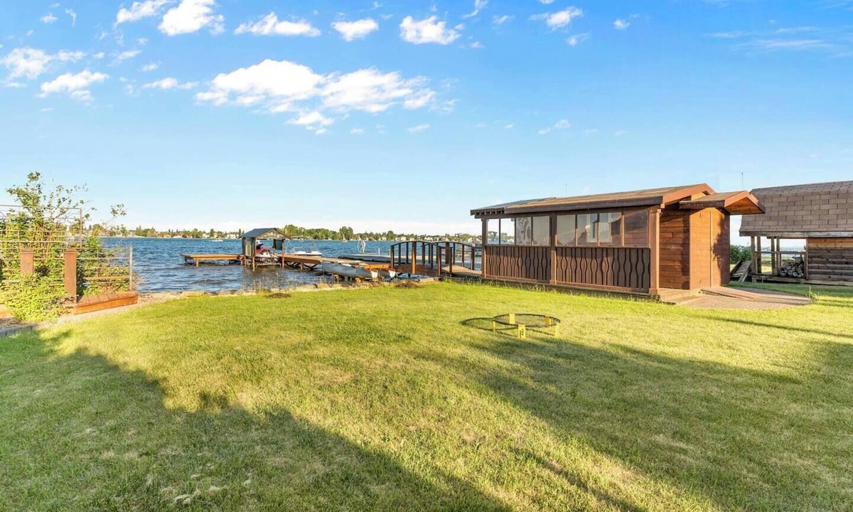 Chestermere Cottage | LAKEFRONT CABIN WITH COVERED DECK, HOT TUB & MORE