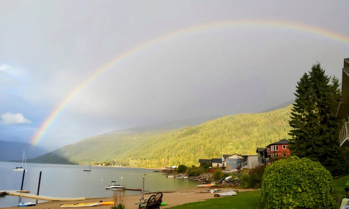 Nelson House | Lakefront Retreat 2 bedroom sleeps 6, private hot tub and beach.