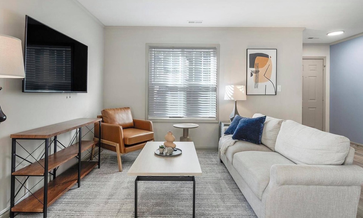 Crabtree Apartment | Landing | Incredible 2BD, Tennis Court, Gym