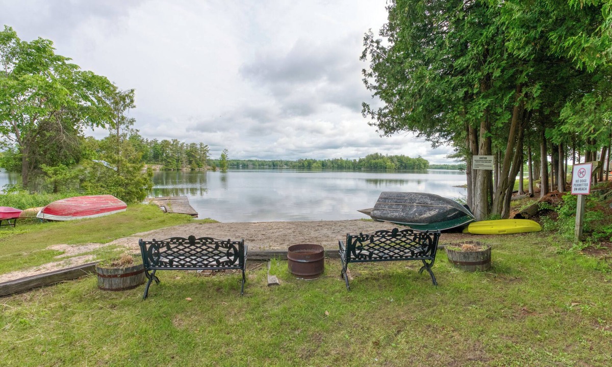 Frontenac Cabin | Large Cottage Spacious 4-Bed Lake House: Room for 8, 1.5 Baths & Prime Views!