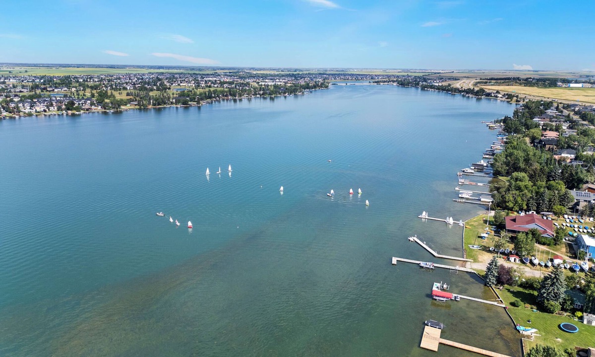 Chestermere House | LARGE FAMILY HOME , SPACIOUS & MODERN BY THE LAKESIDE.