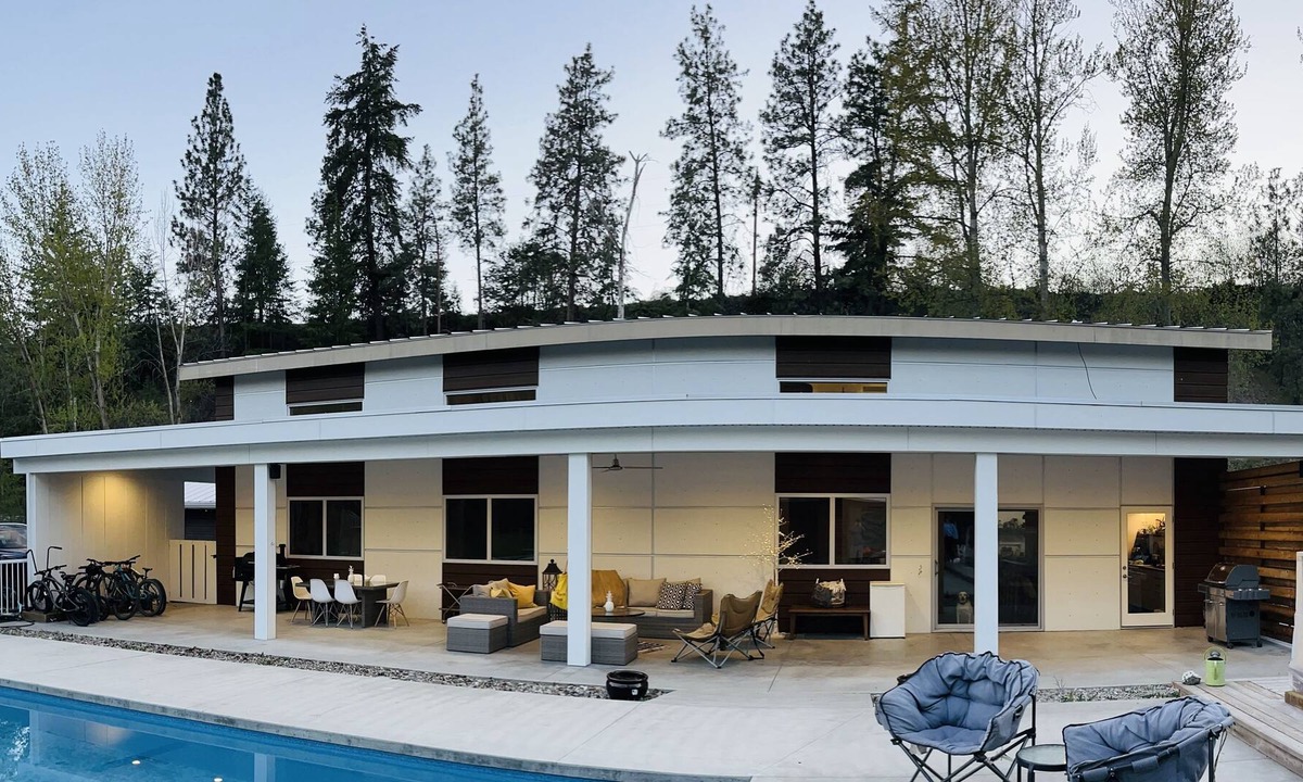 Southeast Kelowna House | Large family home on 2.5 acres on Mission Creek w/pool.