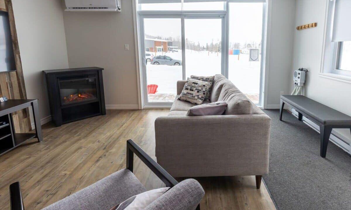 Saint-Mathieu-de-Rioux Ski Chalet | Le Du-MontSKI, Chalet familial ski-in ski-out
