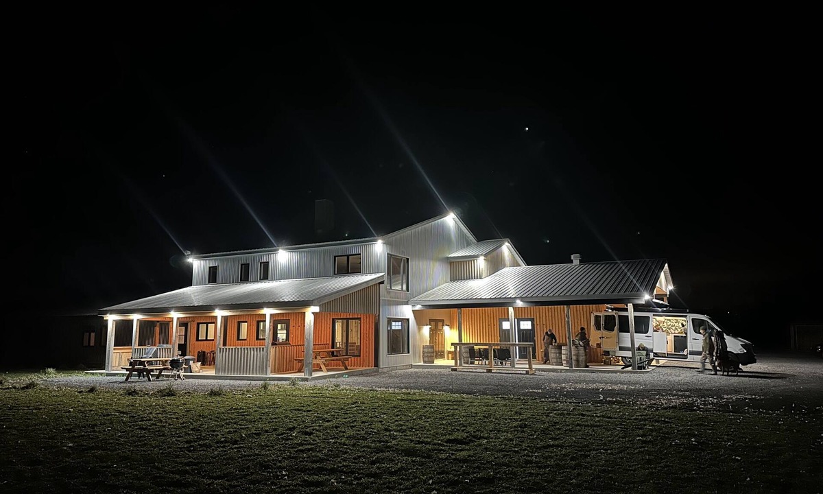 Sainte-Seraphine Cabin | Le Lodge Vous Offre une Expérience Paisible et Immersive en Zone Agricole