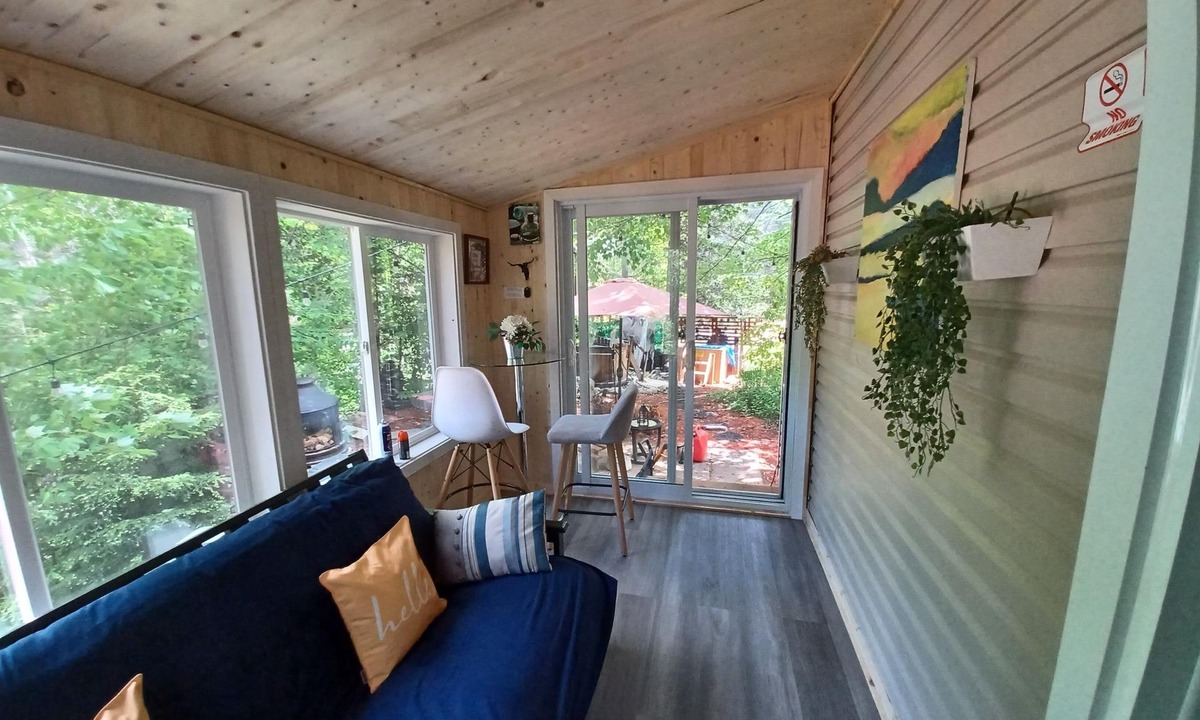 Montpellier House | Le petit cottage du grand boisé - with wood-fired outdoor spa.