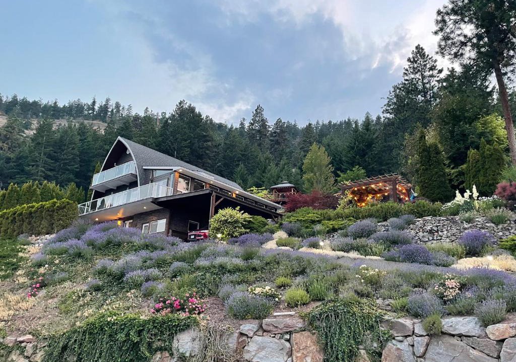 West Kelowna Estates Bed & Breakfast | Les Chambres Roses