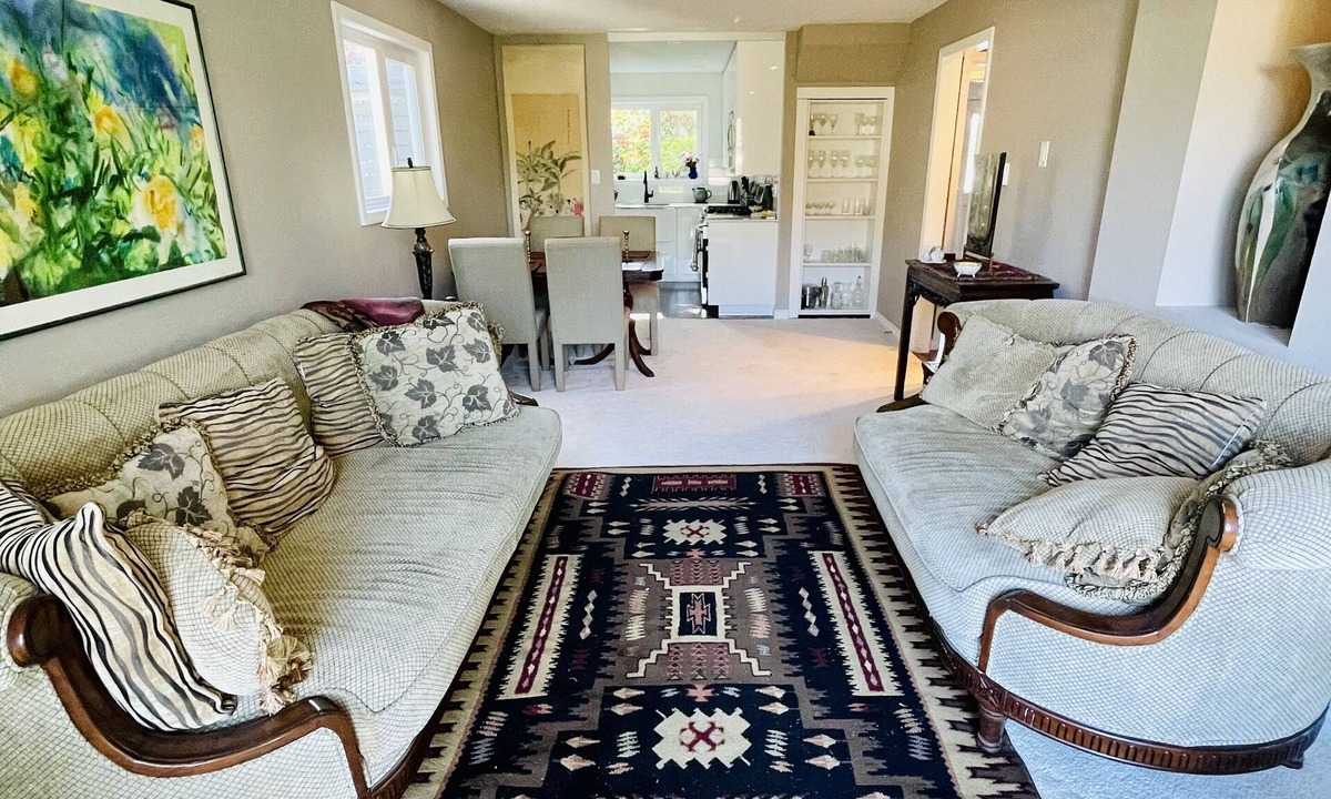 South Oak Bay House | Location! Location! Bright, modern and clean south Oak Bay garden suite.