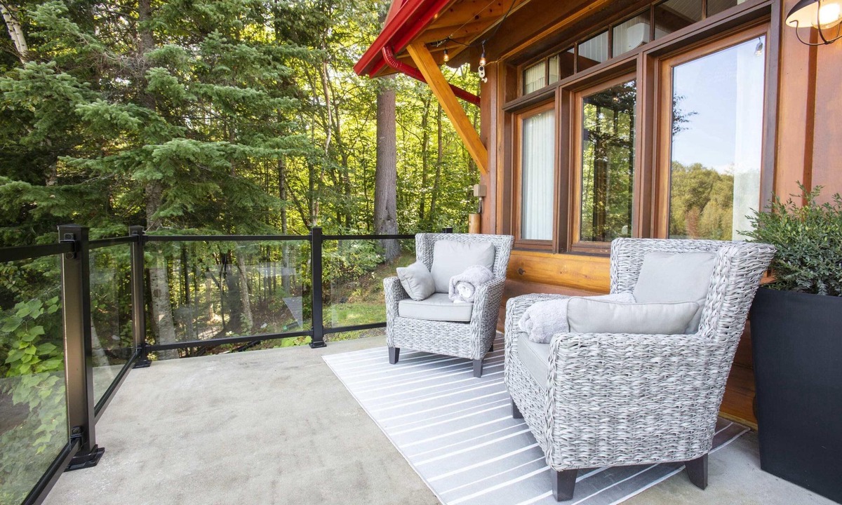 Lambton House | Log cabin | Lakeside | Le Oly