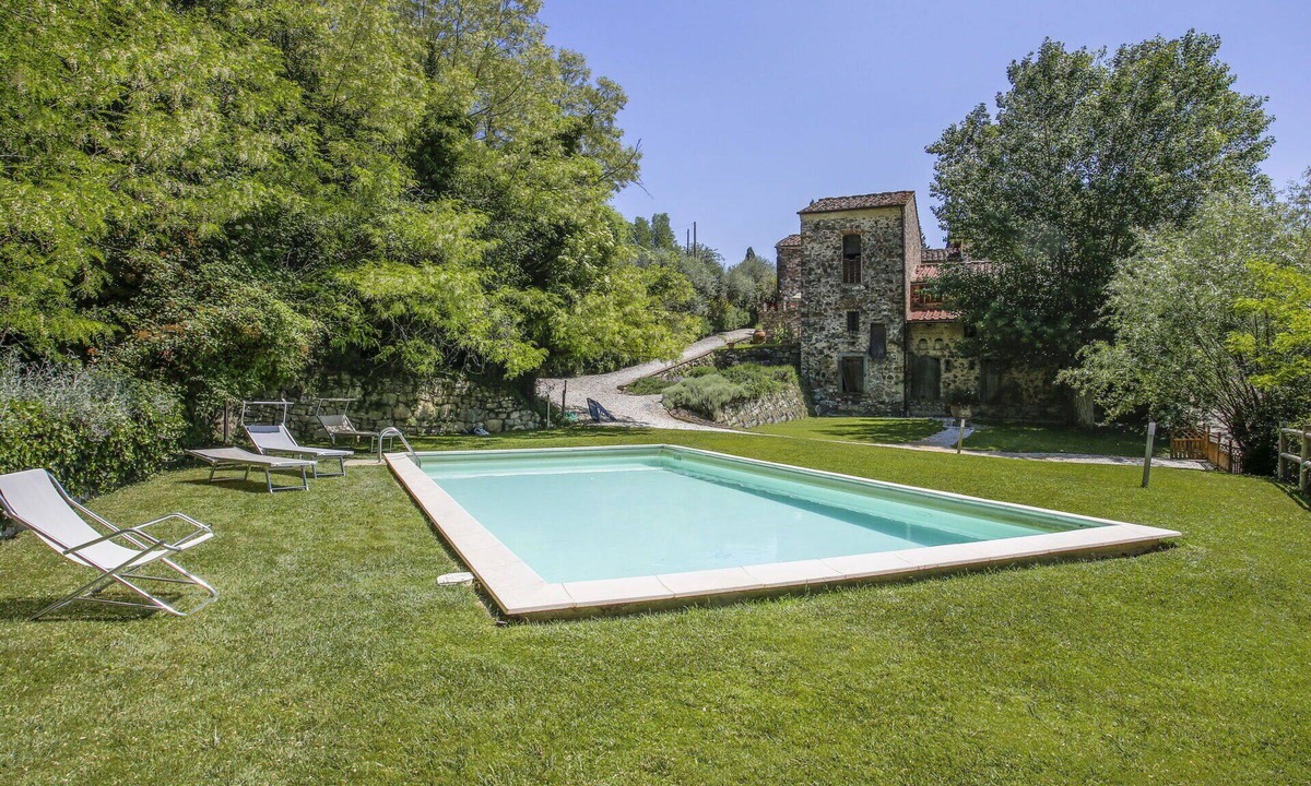 Sesto Fiorentino Villa | Lovely apartment in villa for 3 guests with WIFI, pool, TV, patio and pets allowed