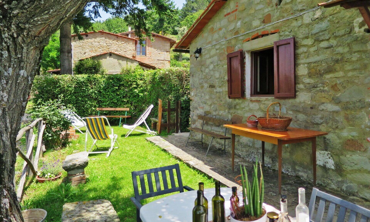 Castelfranco di Sopra Villa | Lovely apartment in villa for 5 guests with WIFI, pool, TV, patio, pets allowed and panoramic view