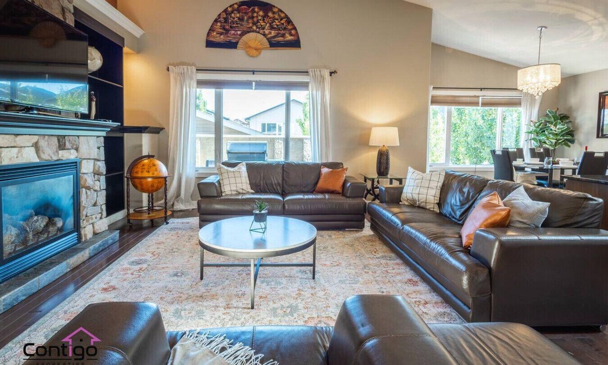 South Lethbridge House | Lux Haven | Sleeps 8 | AC, Balcony | Close to YQL