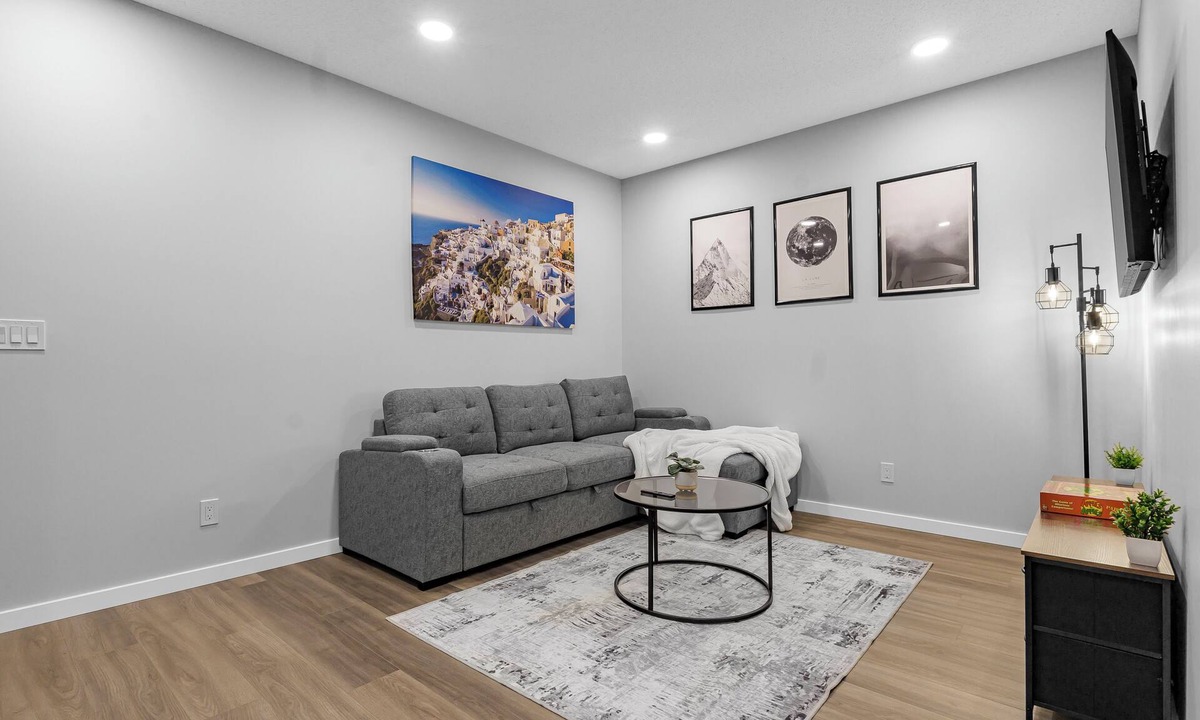 Leduc House | Lux Private Suite Large Smart TV 9 mins to Airport Fully Stocked!