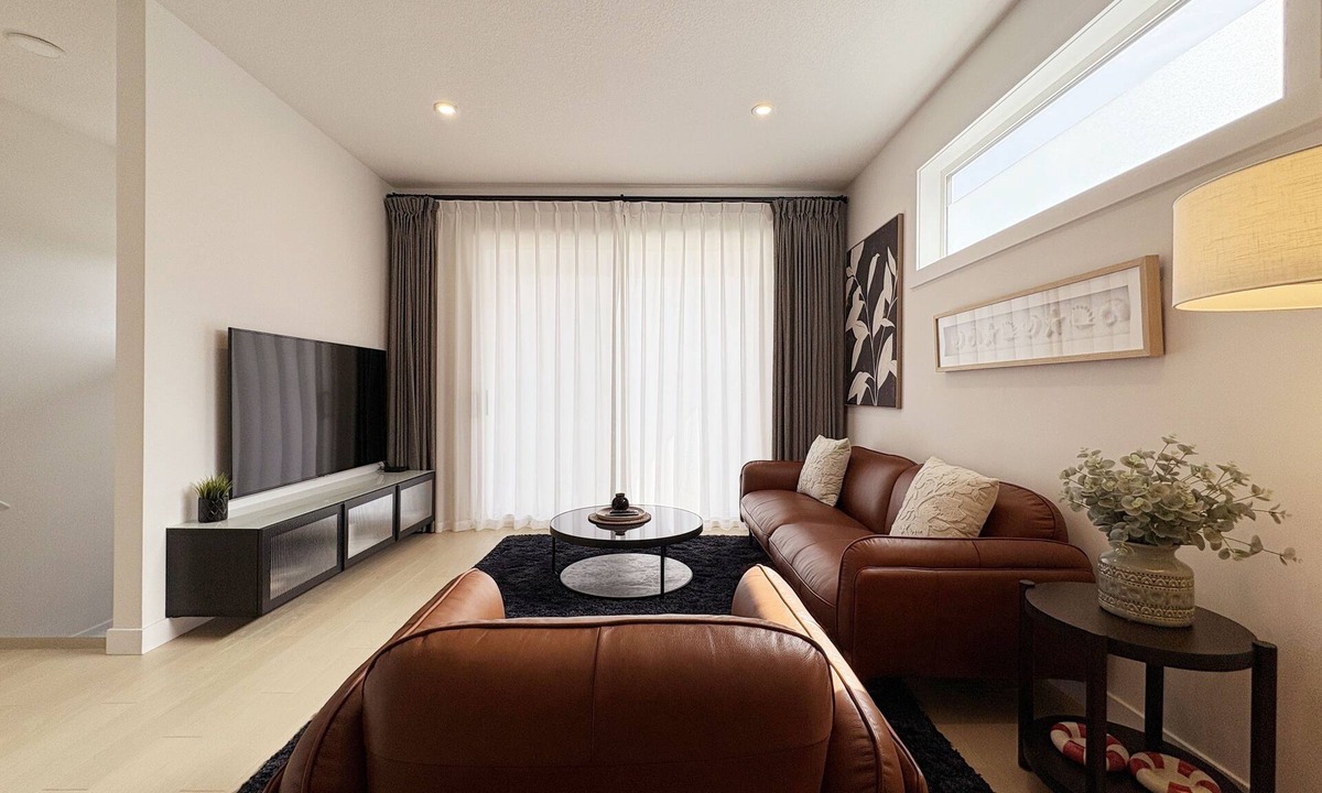 Keith House | Lux Retreat Pondside Bliss Central AC Garage Banff 1hr