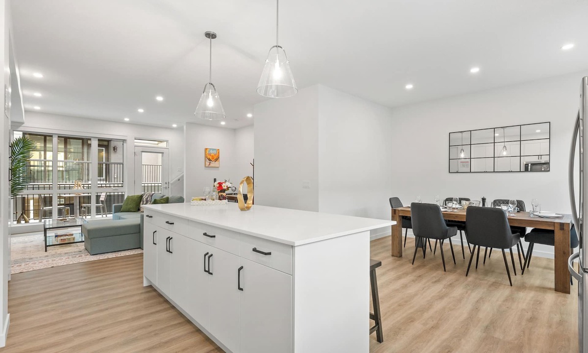 Southwest Calgary House | Luxe 3BR Townhome, 2 Garage, King Bed, Central Heating, Ski Access, Near Banff