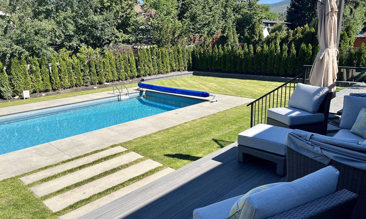 Lower Mission House | LUXE 5 Bedroom Kelowna Home with Pool
