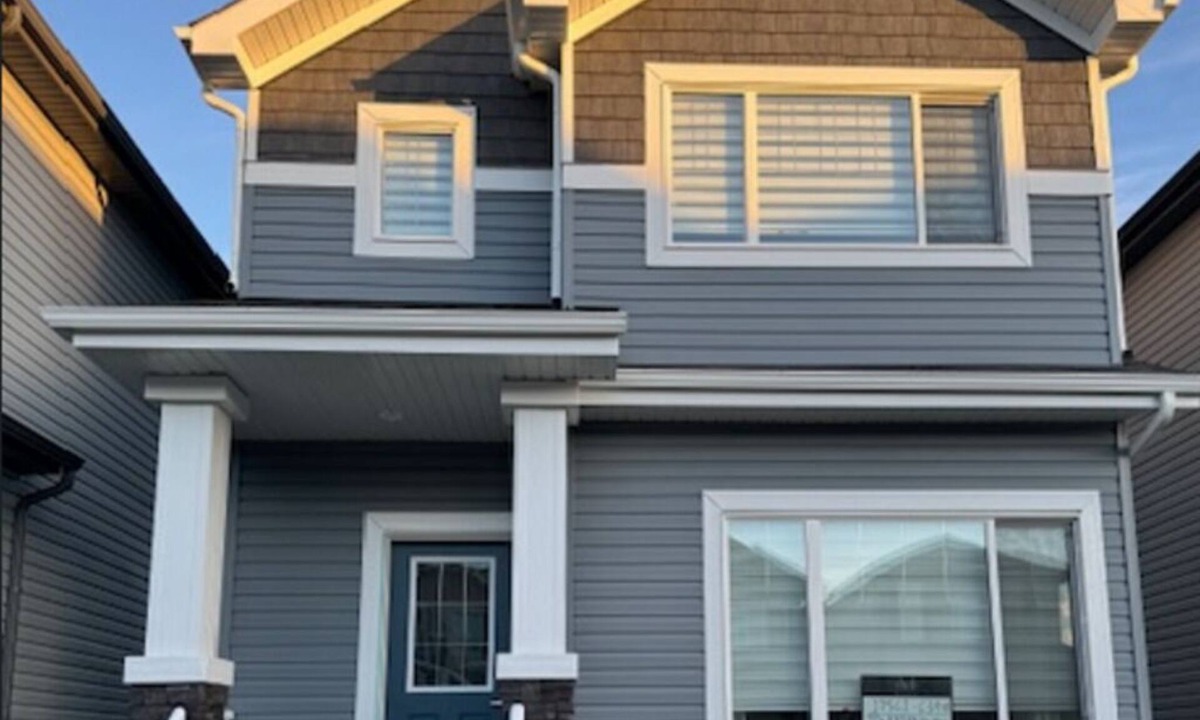 Northeast Edmonton House | Luxurious | 4 Bedrooms| Main Floor of House| Families| Groups| Individuals|