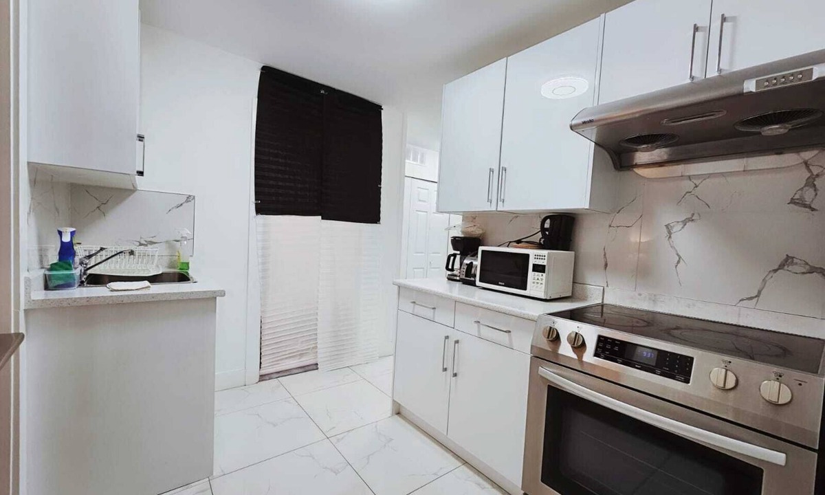 Fleetwood House | Luxurious 7-Bed Home with 3.5 Baths - Surrey Fleetwood(10 min - Guilford Mall)