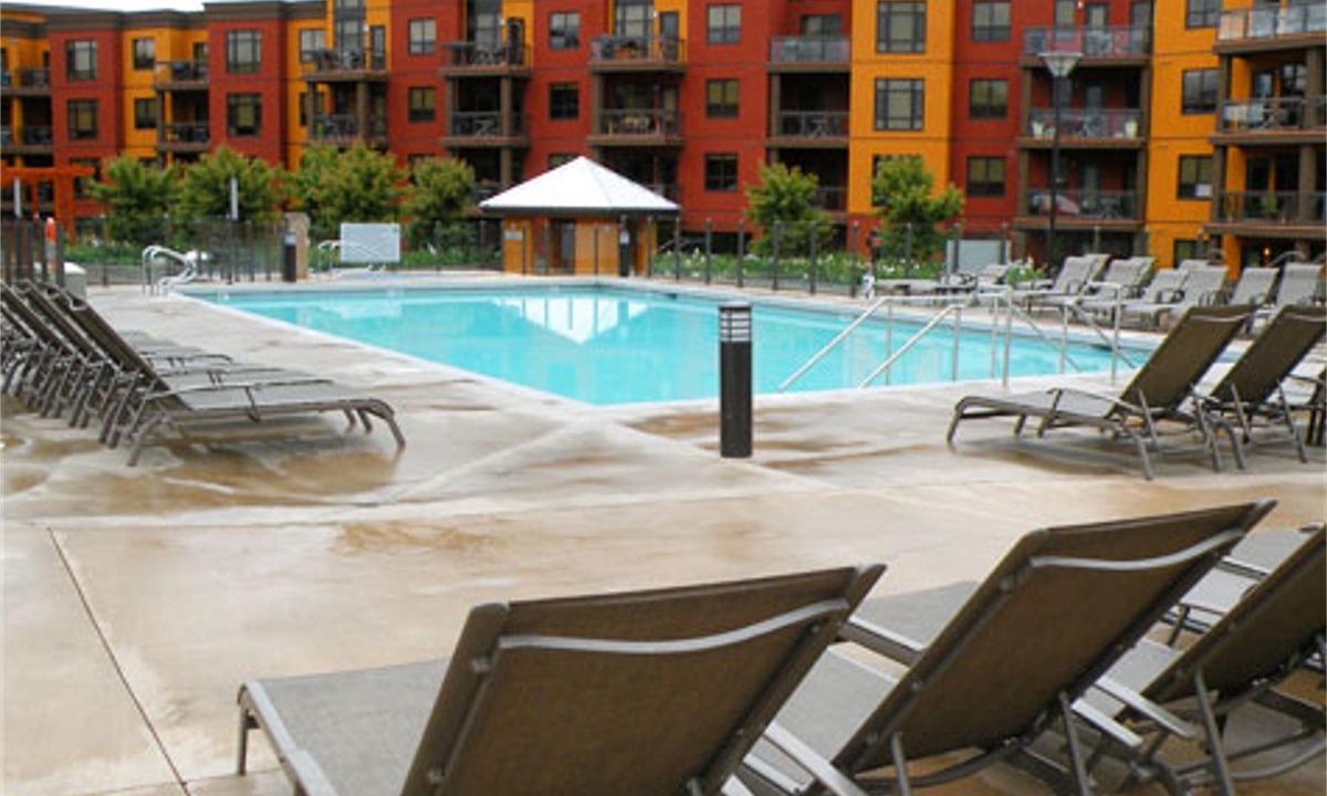 South Pandosy Condo | Luxurious Condo overlooking Playa's quiet 3rd floor courtyard