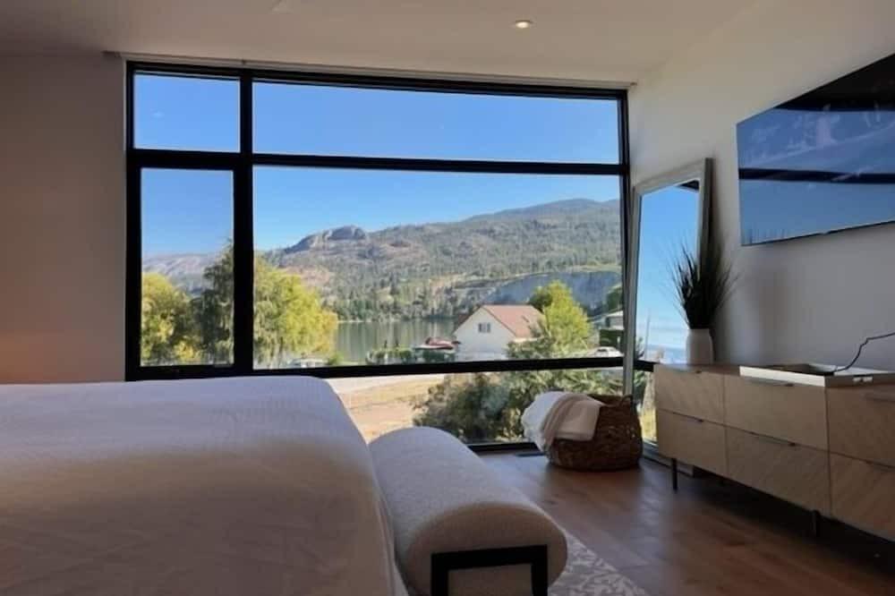Okanagan-Similkameen House | Luxurious Waterfront Naramata 3 Bedroom Townhome