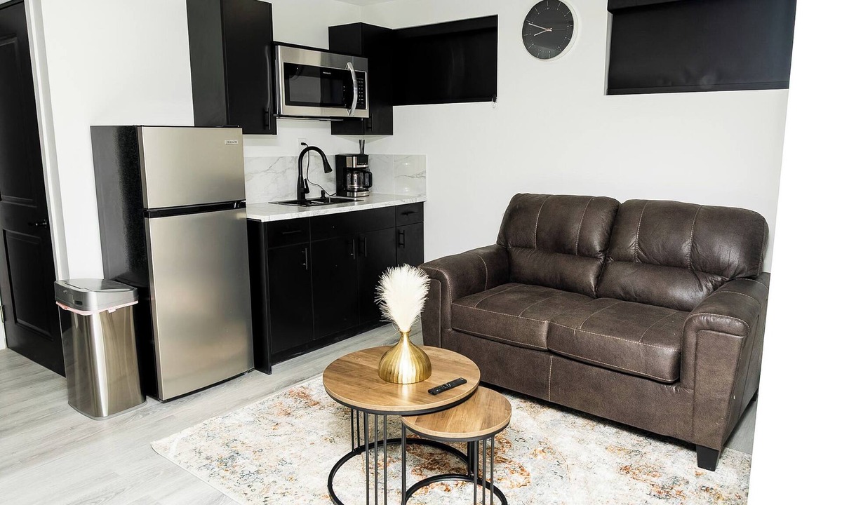 Transcona House | Luxury 1 bedroom Basement suite (Private Entrance and Free Parking)