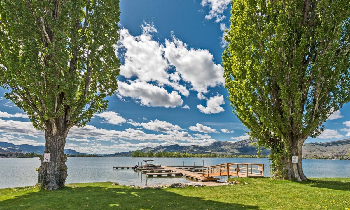 Osoyoos House | Luxury 3 bed 3 Bath Lake Front Townhouse in Canada’s Warmest City!