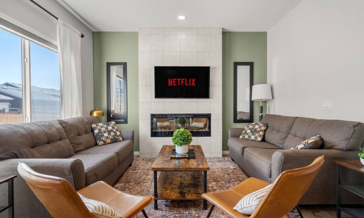 Northwest Calgary House | Luxury 5BR Sleeps 16 3 Kitchens + TVs in Rooms
