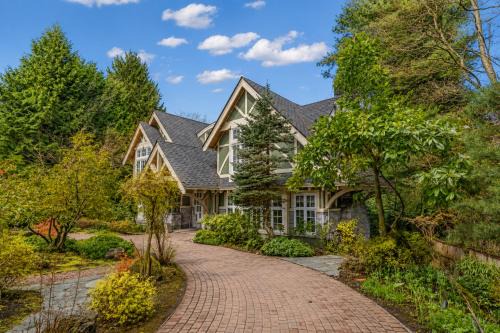 Shaughnessy Villa | Luxury 7BR 8BA West Side Villa with Garden & Pond 5 Min to Downtown
