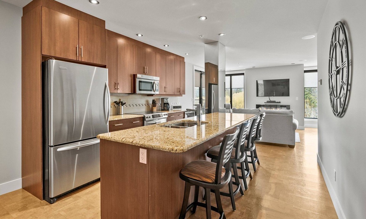 Sicamous Condo | Luxury Condo on Mara Lake with Boat Slip & Pool.