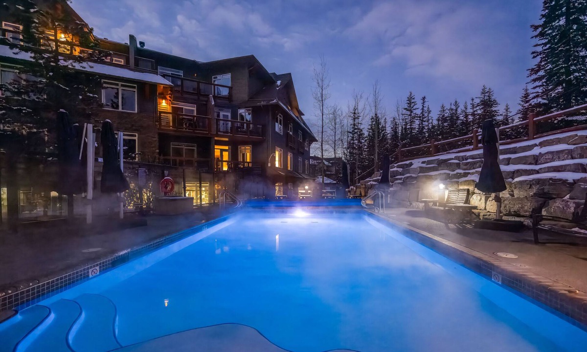 Cougar Creek Condo | Luxury Escape with Mountain Views | Deck & Tubs!