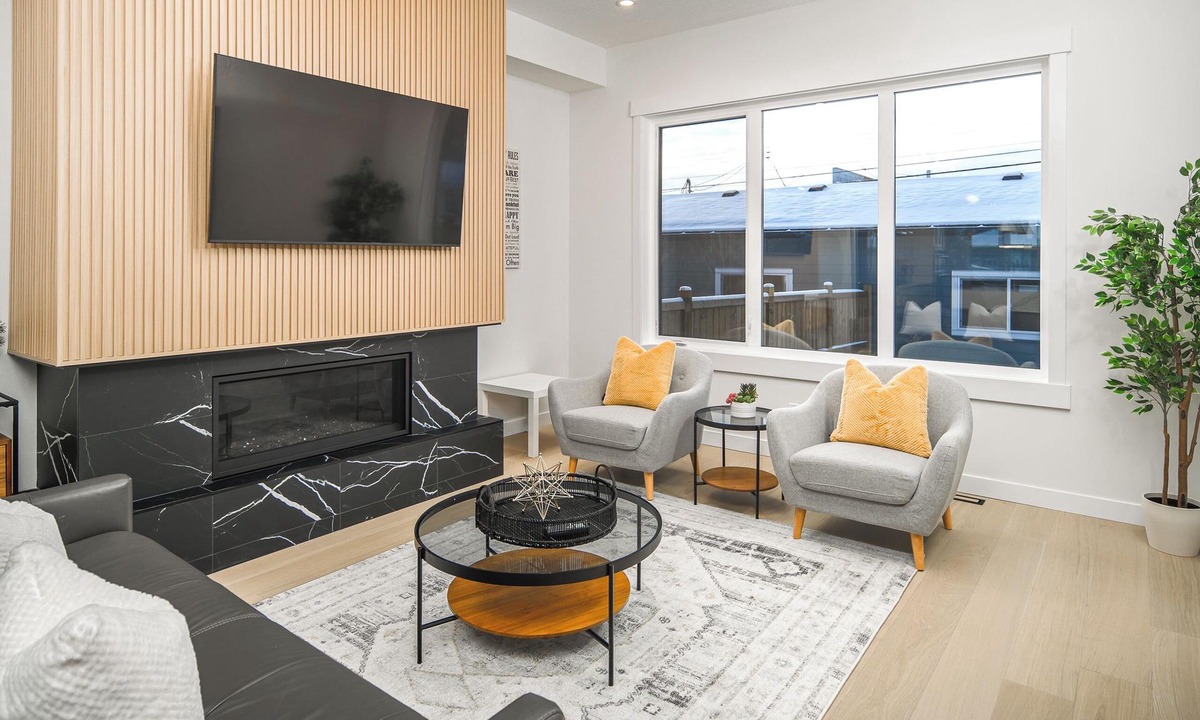 Banff Trail House | Luxury Inner City New Built & Garage & AC