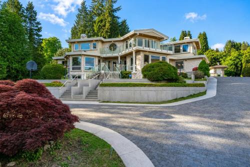 West Vancouver Villa | Luxury Pool Villa with City Views in West Vancouver
