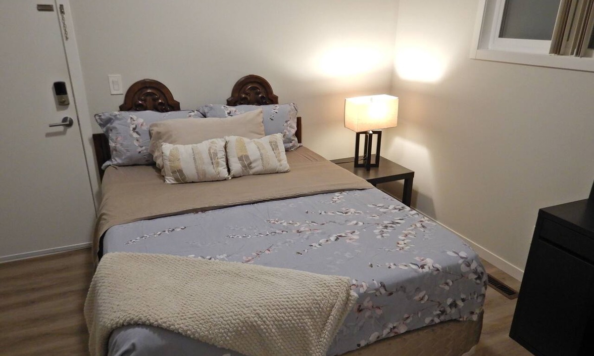 Southeast Calgary House | Luxury Single Suite with a closet, ensuite bathroom&laundry&dining space&kitchen